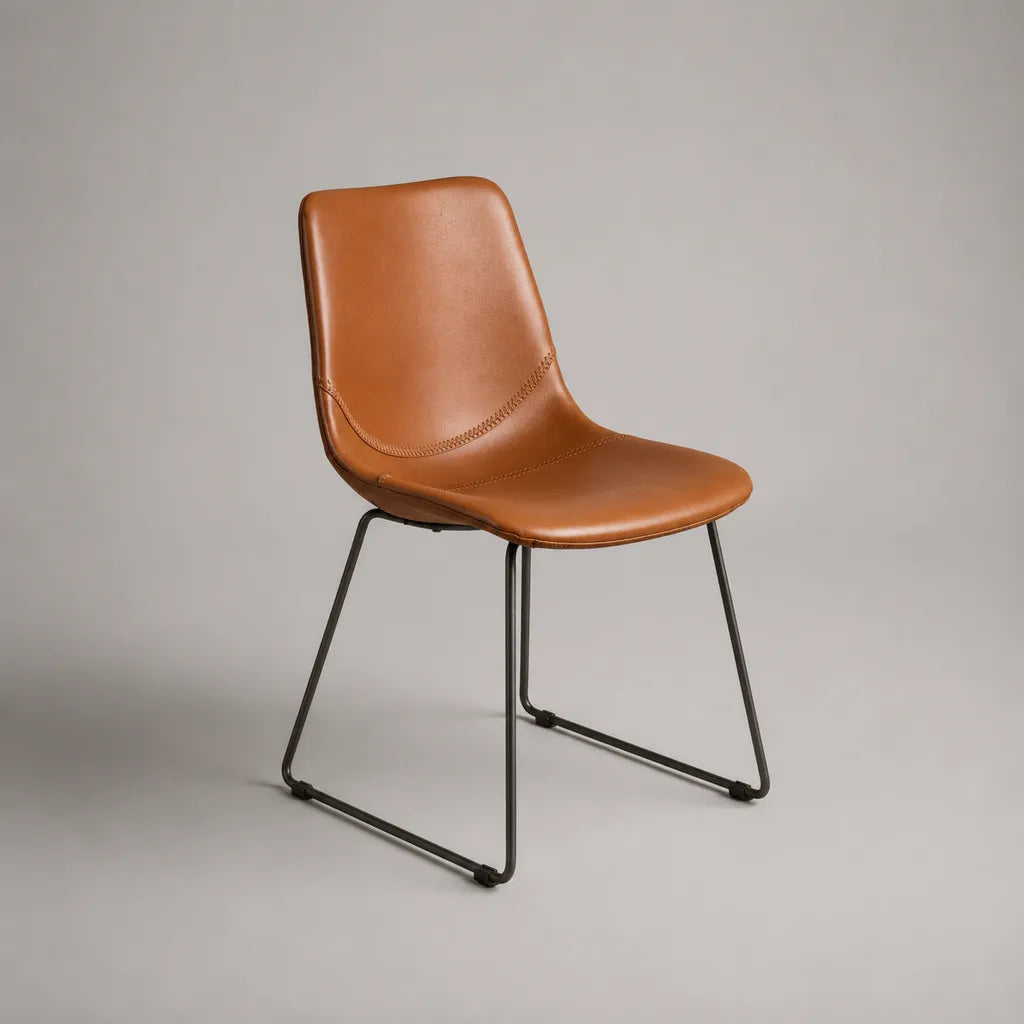 Chaise à manger en similicuir PU brun cognac avec bâti en acier noir, 48 × 55 × 82 cm